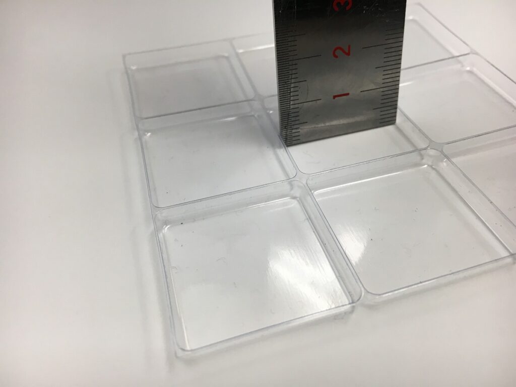 指で摘まみ取りやすいチョコレート等の浅型のトレー